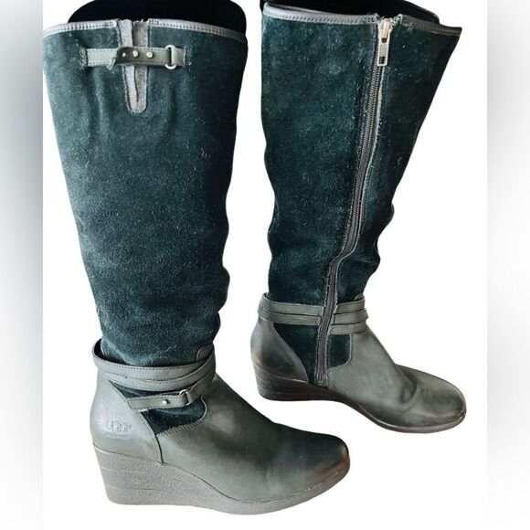 UGG AUSTRALIA Lesley 1005266
Side Zip Black Suede Tall Wedge
Boots Size 10. - Picture 3 of 11